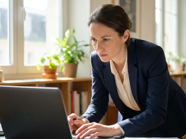 Salariée en montée en compétences à son poste de travail, en visioconférence