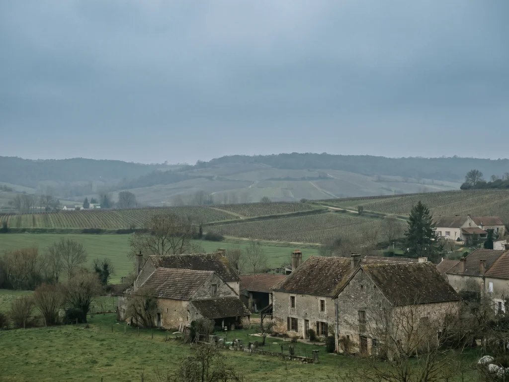 Photo brute non retouchée — village français en condition météo défavorable