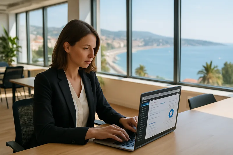 Professionnelle niçoise travaillant sur la création d'un site WordPress dans un espace de coworking à Nice