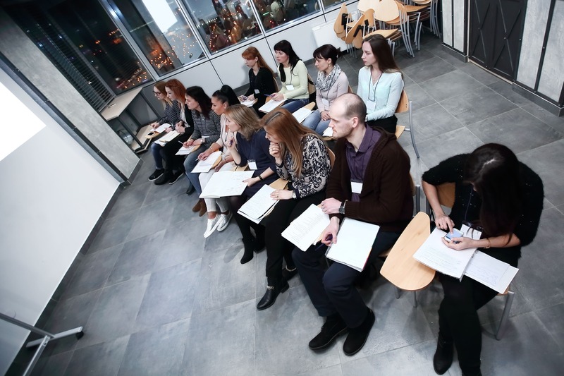 Formateur accompagnant un stagiaire sur écran