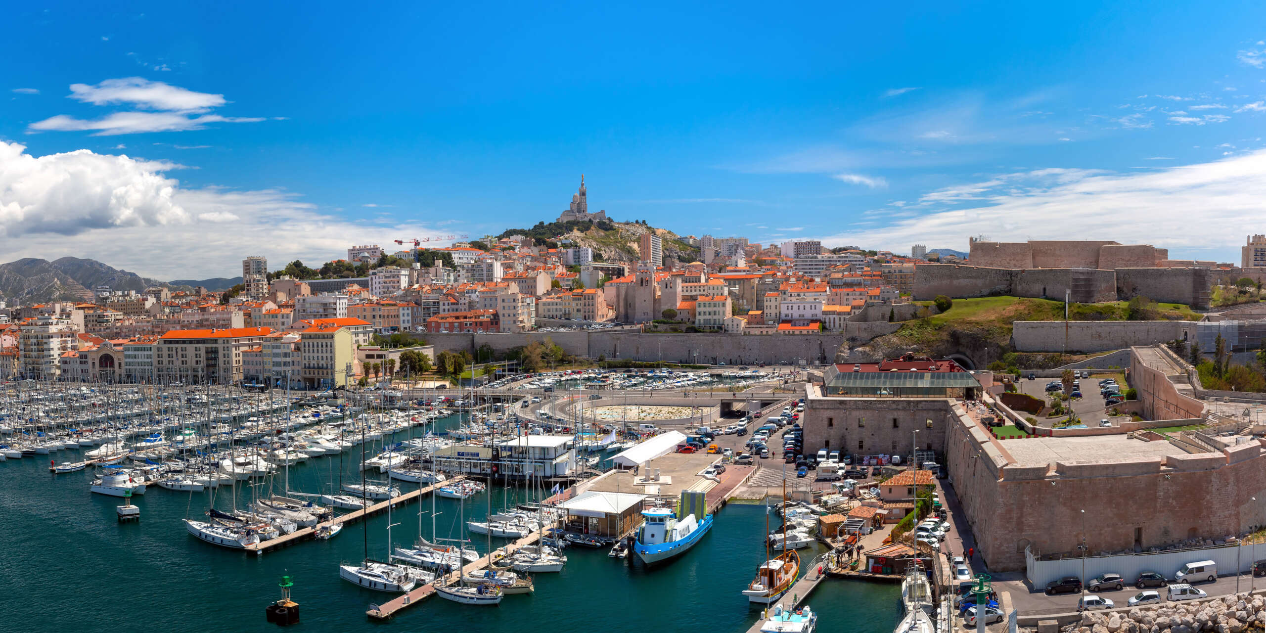 Vue du Vieux-Port de Marseille avec la basilique Notre-Dame de la Garde, mise en avant pour les formations Excel à Marseille et en région PACA.