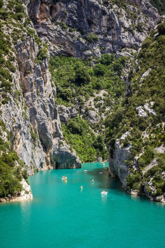 Paysage des Gorges du Verdon en région PACA, idéal pour explorer la nature et se ressourcer.