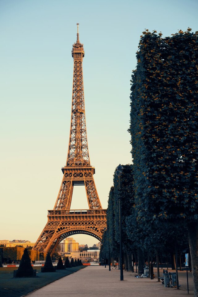 Tour Eiffel vue depuis les jardins du Champ-de-Mars au coucher de soleil.