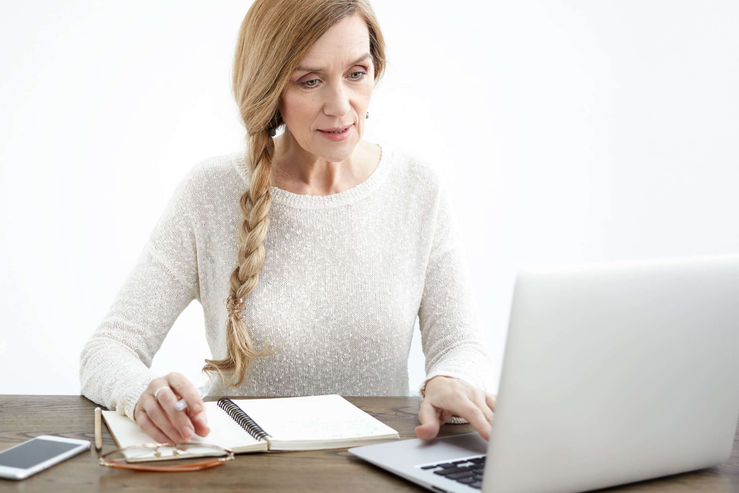 Femme utilisant un ordinateur portable pour suivre une formation Excel en ligne financée par le CPF.