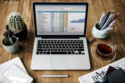 Ordinateur avec tableau Excel simple