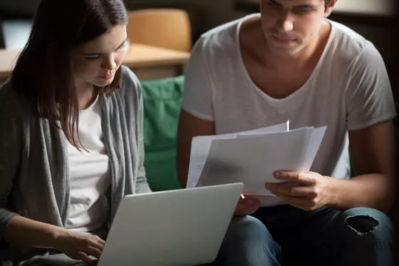 Équipe collaborant sur un document en ligne avec Google Docs